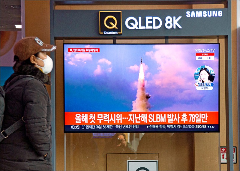 南韓首都首爾民眾五日密切關注車站大螢幕播放北韓疑似試射彈道飛彈的新聞。（歐新社）