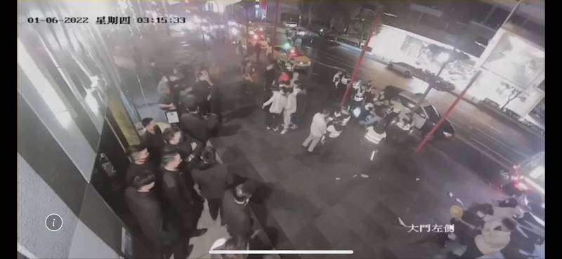 夜店酒客鬥毆，大批警力到場處理。（記者邱俊福翻攝）