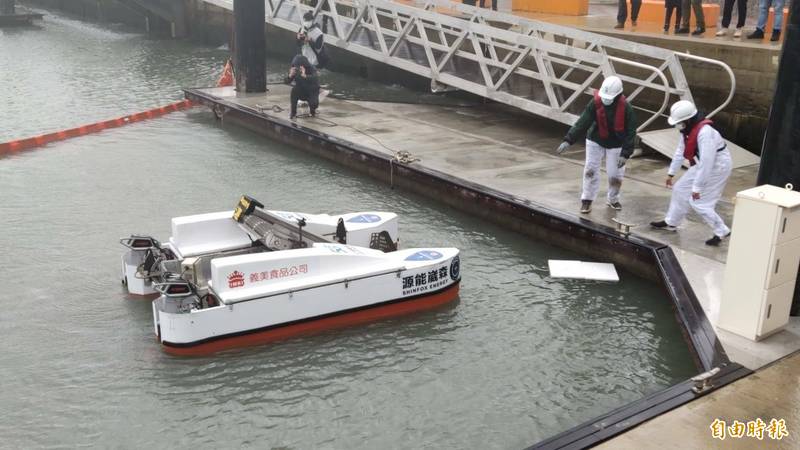 臺灣湛藍海洋聯盟致力研發海漂垃圾收集器「湛鬥機」，於竹圍漁港遊艇碼頭實際操演，利用科技系統快速清除海漂垃圾，宛如海上掃地機器人。（記者鄭淑婷攝）