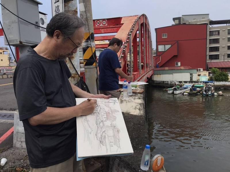 林磐聳（左）回到家鄉東港，在豐漁橋畔作畫。（鵬管處提供）