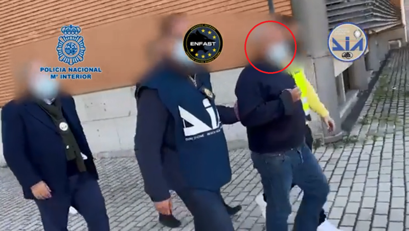 西班牙時間2021年12月17日，加米諾（紅框處）遭到西班牙國家警察逮捕。（圖擷取自＠Policía Nacional官方推特）