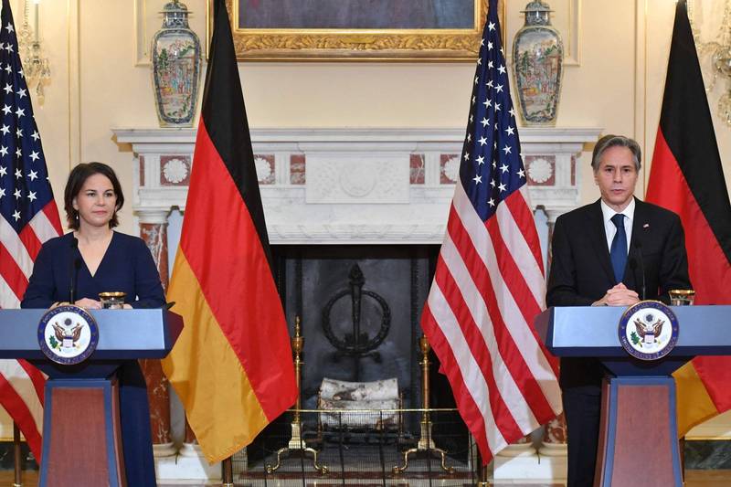 美國國務卿布林肯（右）與德國新任外長貝爾伯克（左）聲援立陶宛。（法新社）
