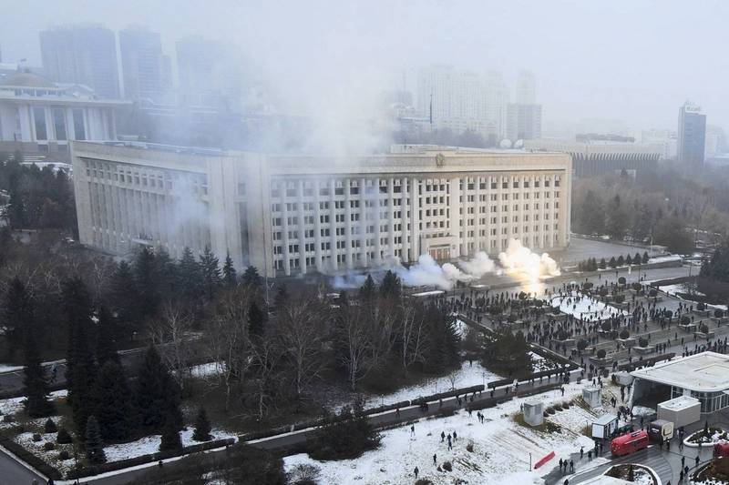 哈薩克全國進入緊急狀態。圖為阿拉木圖市政府大樓外聚集大批示威者。（美聯社）