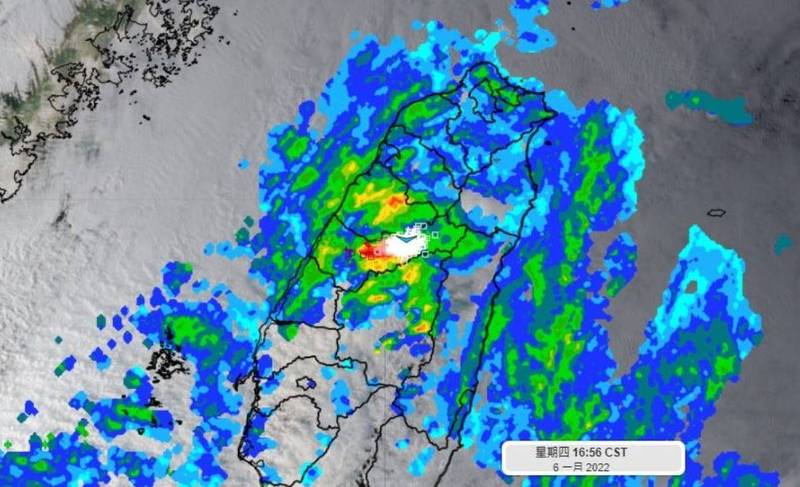 台中今（6）日出現「冬雷第一響」，發生時間相當早。（圖擷取自臉書_天氣風險Weatherrisk）