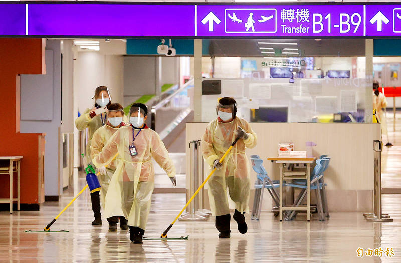 
A sanitation team cleans a public area at Taiwan Taoyuan International Airport yesterday.
Photo: Tony Yao, Taipei Times