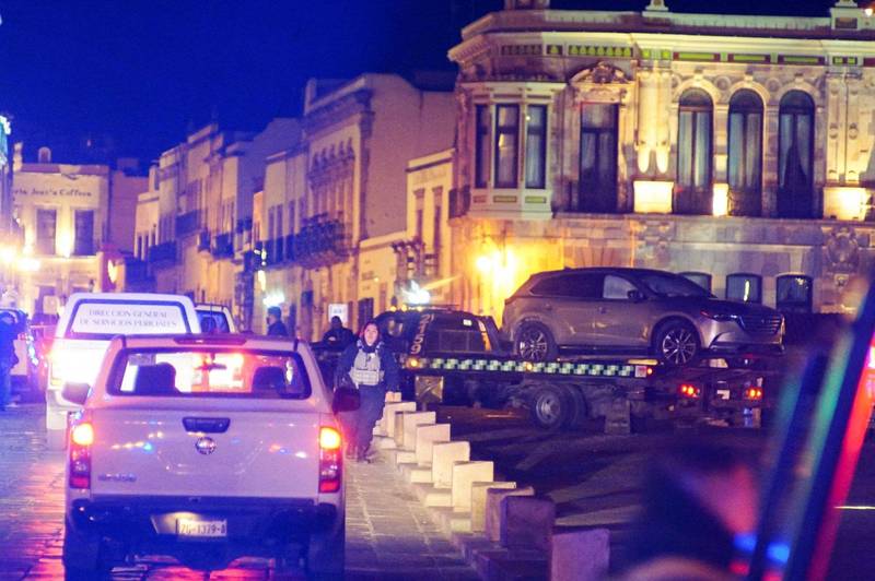 一辆装有10具尸体的运动休旅车被放在墨西哥萨卡特卡斯州州长办公室外的公共广场上，警方封锁现场将尸体及车辆运离现场。（路透）(photo:LTN)