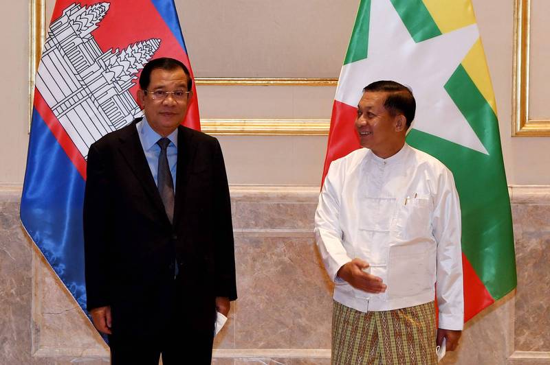 柬埔寨总理韩森（Hun Sen，左）今（7）日赴缅甸会见军头敏昂莱（Min Aung Hlaing，右），成为缅甸军变后第一位正式拜访的外国领袖，引发各界批评。（法新社）(photo:LTN)