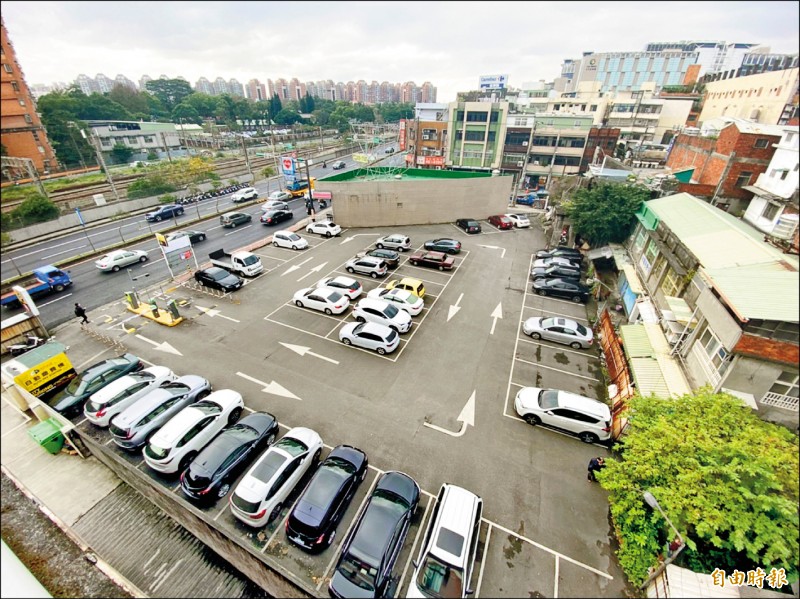 內壢第三市場現況為停車場，臨內壢火車站、省道台一線旁，地理位置相當優越。（記者謝武雄攝）