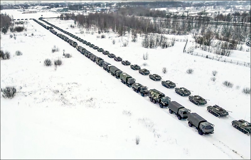 俄羅斯軍方六日在伊萬諾沃（Ivanovo）機場準備用軍機載運大批軍車到哈薩克維和。（法新社）