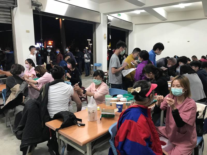 中市施打疫苗人潮暴增，截至下午6時已有7400人接種疫苗。（市府提供）