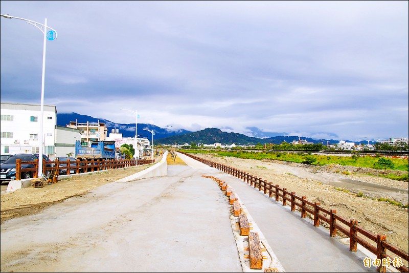 台東市太平溪右岸一路通工程光明段將在春節前通車，試辦一年禁行大貨車。（記者黃明堂攝）