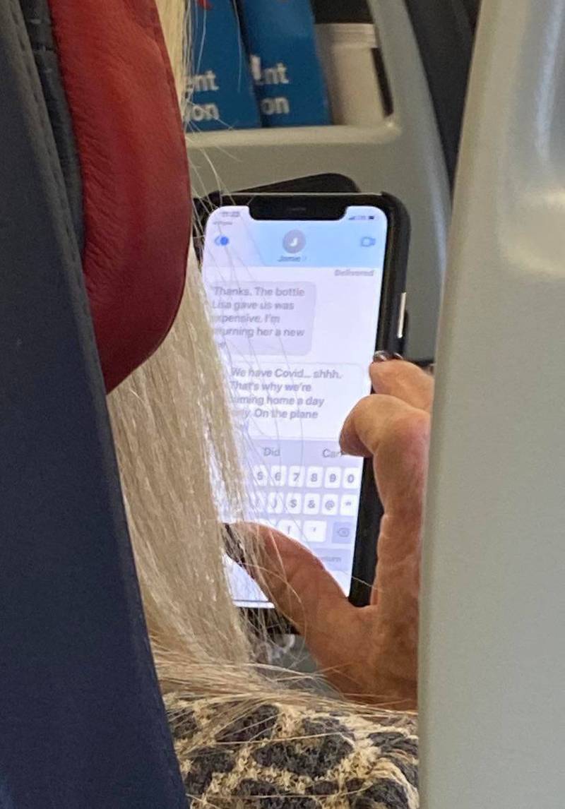 美國Reddit鄉民偷窺同機乘客的手機訊息又偷拍。（翻攝Reddit）