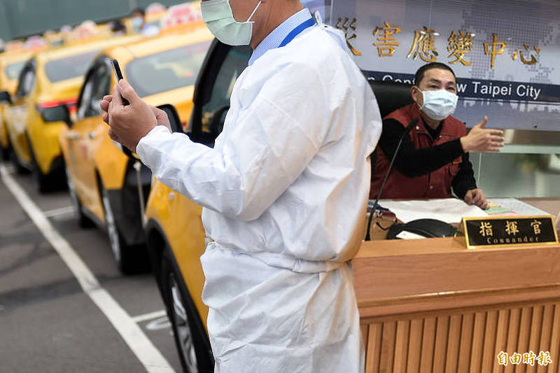 侯友宜表示，桃園機場一名家住新北市的防疫計程車駕駛昨採檢出陽性。示意圖，非新聞事件人物。（記者周湘芸攝、本報資料照，本報合成）