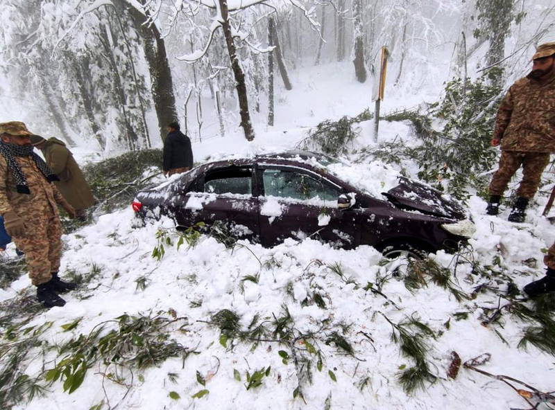 巴基斯坦北部避暑山城穆里近日遭遇罕見狂雪，連日累計逾10萬輛汽車湧入觀雪塞爆聯外道路，但今（8）日卻傳出有上千輛汽車遭困暴風雪之中，至少21人受困車中遭雪活埋致死。（歐新社）