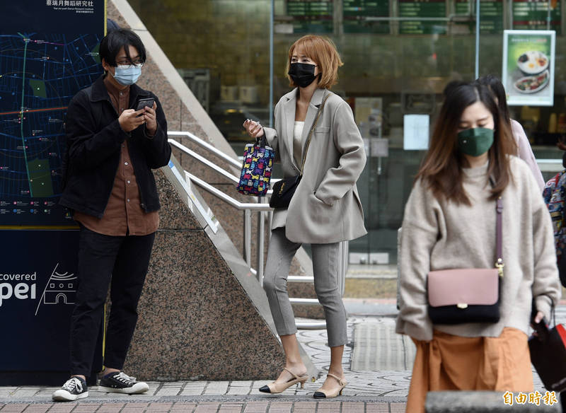 氣象局表示，今天水氣稍減，迎風面的桃園以北及東半部有局部短暫雨，其他地方雲量稍多。（資料照）