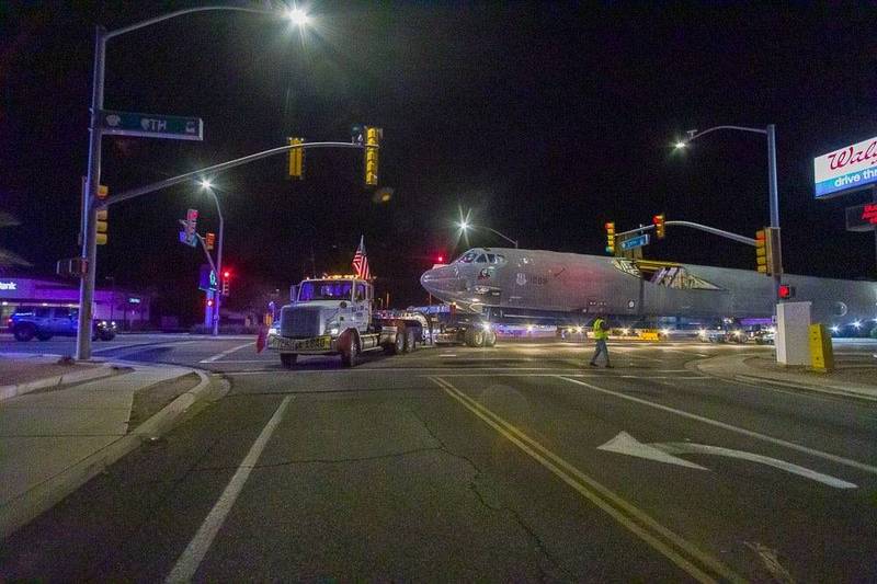 载运B-52H的卡车在路口转弯。（图撷自@Boneyardsafari推特）(photo:LTN)
