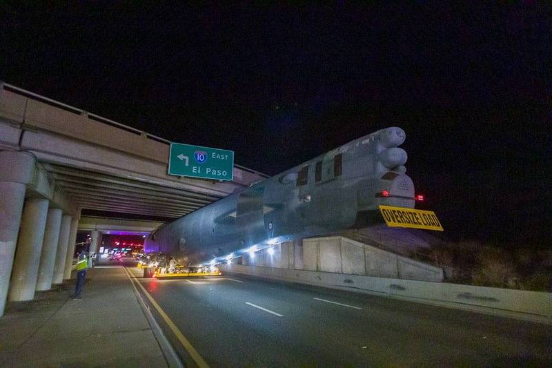 B-52H庞大的体型经过桥梁底部，惊险无比。（图撷自@Boneyardsafari推特）(photo:LTN)