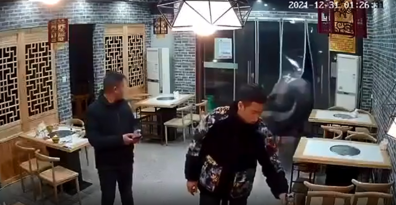中國江蘇有一隻水牛為了躲避被宰殺的命運跑出牛肉店，結果跑到燒雞店把店主撞飛。（翻攝中國討論區）