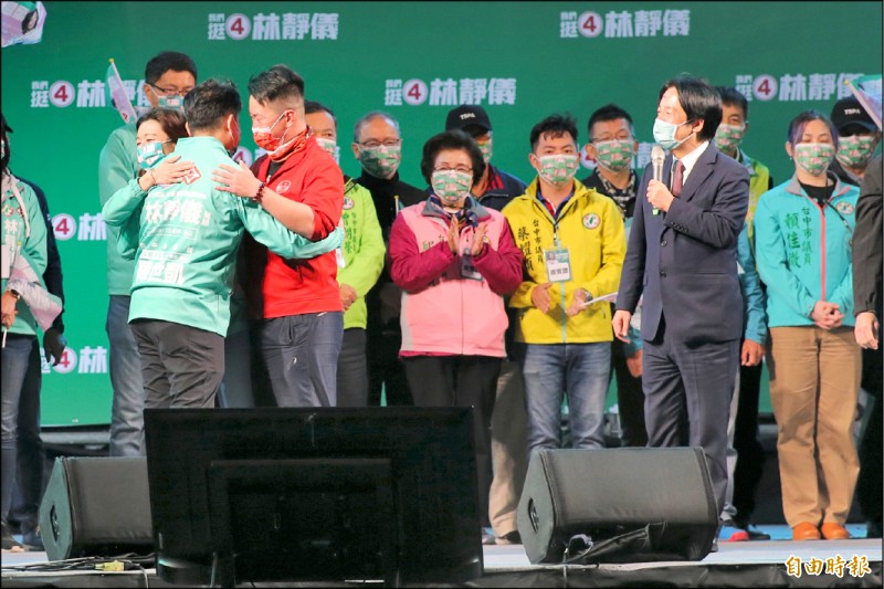 中二選區立委候選人林靜儀昨在副總統賴清德面前，與陳柏惟、陳世凱兩位戰友擁抱致意。（記者廖耀東攝）