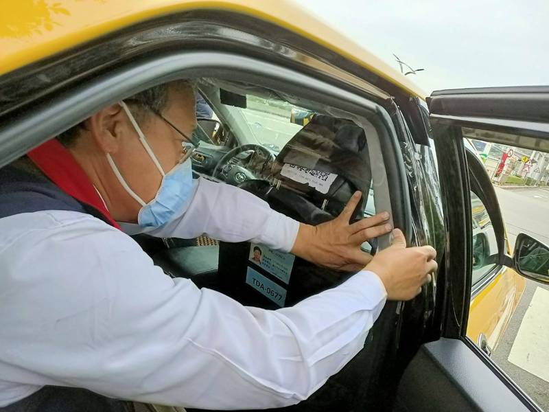 台北松山與高雄小港兩處機場防疫車隊即日起加裝隔簾。（民航局提供）