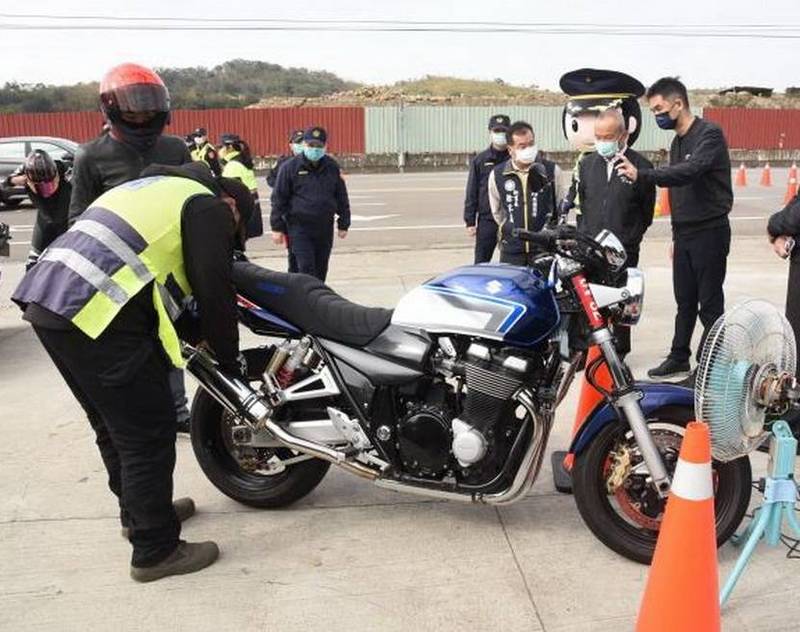 苗栗縣警局、環保局等單位，在台三線南庄鄉田野超商前，針對大重機車進行聯合交通稽查路檢。（圖：苗栗縣政府提供）