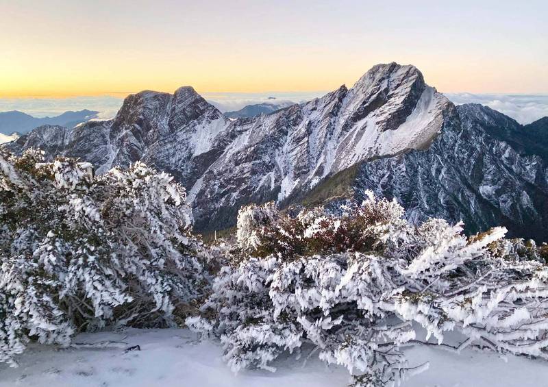 週一深夜至周二清晨北台灣2500公尺以上高山如拉拉山、太平山有機會降雪；中部海拔3000公尺以上高山如合歡山也有機會下雪。圖為玉山降雪圖。（玉山北峰氣象站觀測員李正紀）