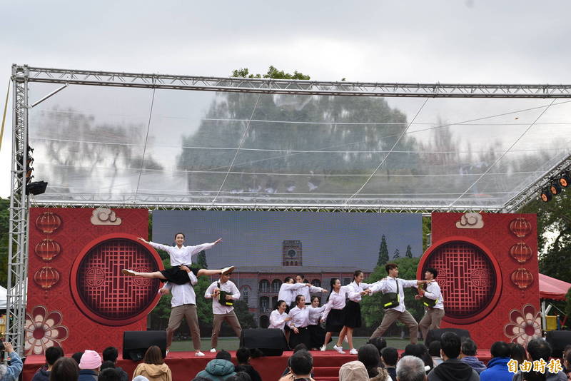 敦青舞蹈團《回村裡大過年》的眷村故事舞劇演出，有逗趣、有親情、有感動，讓全場觀眾看的目不轉睛。（記者李容萍攝）