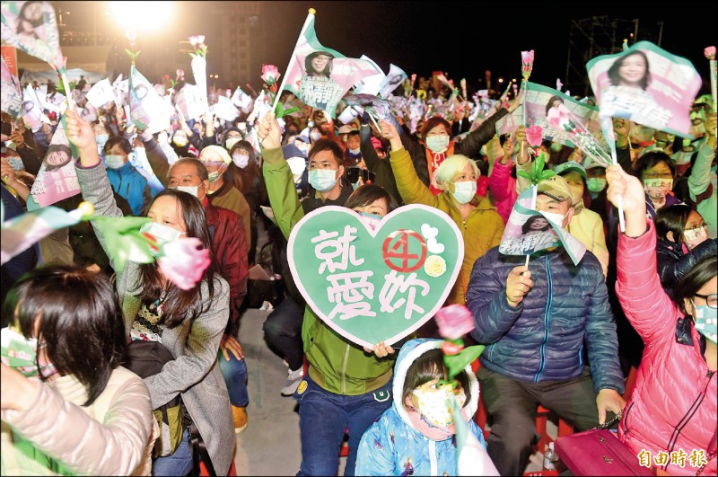 台中第二選區立委補選民進黨立委候選人林靜儀選前之夜，台下支持者自製海報為候選人加油打氣！（記者廖耀東攝）