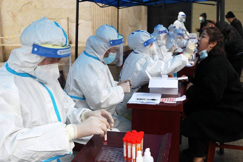 中国武肺疫情止不住，天津市今展开全员核酸检测。中国民众接受核酸检测示意图。（路透资料照）(photo:LTN)