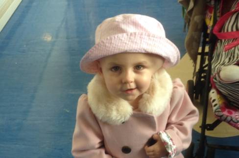 英国女孩芙蕾雅与脑瘤抗战8年，去年12月27日仍离世。（图截取自推特）(photo:LTN)