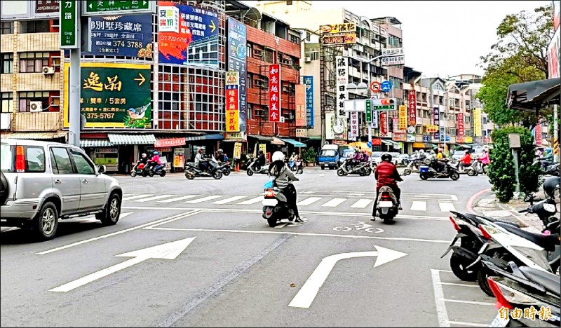 高市要道鼎力路機車壅塞常與右轉車側撞，交通局取消快慢車道分隔線有效改善。（記者黃良傑攝）