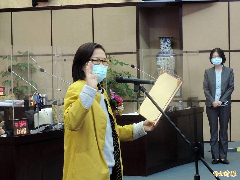 市議員唐碧娥宣誓就職，她表示，「遲來的正義，還是正義！」並要求司法對犯罪明確的案件應予速審速結。（記者蔡文居攝）