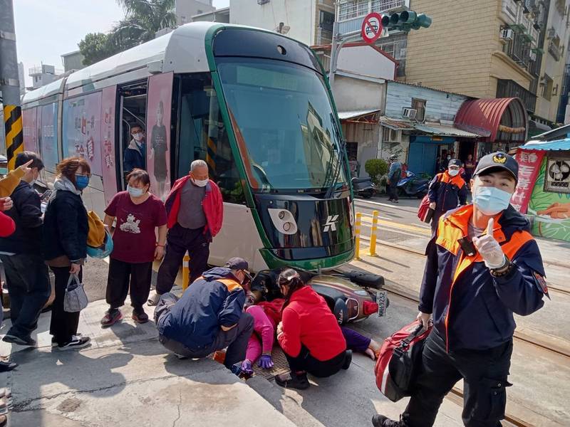 高雄輕軌1月8日在鼓山區綠川街口遭機車擦撞，消防隊協助受傷女騎士送醫。（記者王榮祥翻攝）