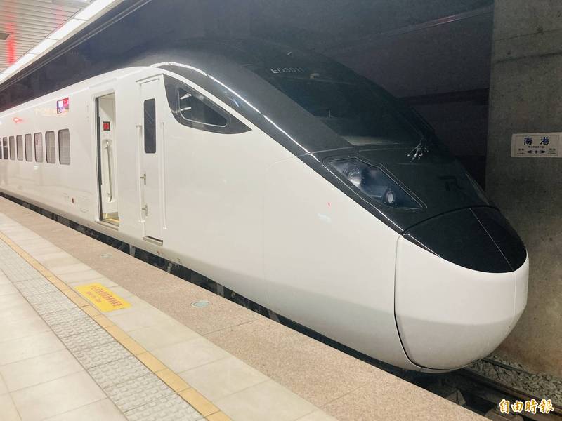 日前台鐵441次新自強號列車EMU3000（知本－樹林）停靠台北站，旅客下車到一半時門卻突然關閉。圖為EMU3000示意圖，非該班列車。（資料照，記者陳心瑜攝）