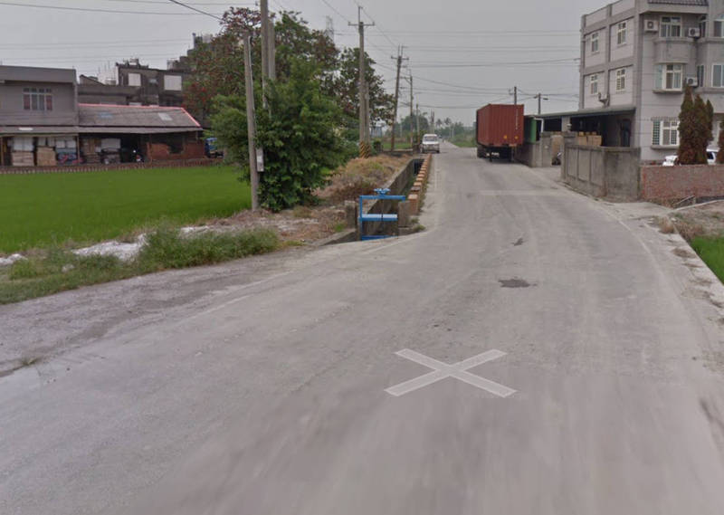 王姓男子騎車，路過花壇鄉溪南街一處小巷彎道時，不慎跌落前方未加蓋的排水溝身亡。（圖擷取googlemap）