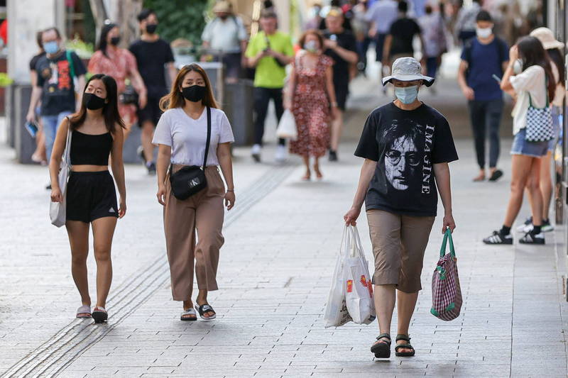 澳洲累計確診數破百萬，疫情升溫相當迅速。圖為澳洲民眾戴口罩防疫。（歐新社）