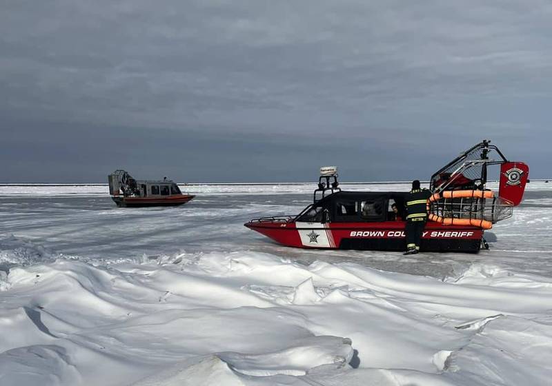 美國威斯康辛州民眾站在浮冰上釣魚，孰料冰面突然漂走導致34人受困。（圖擷自Brown County Sheriff's Office臉書）