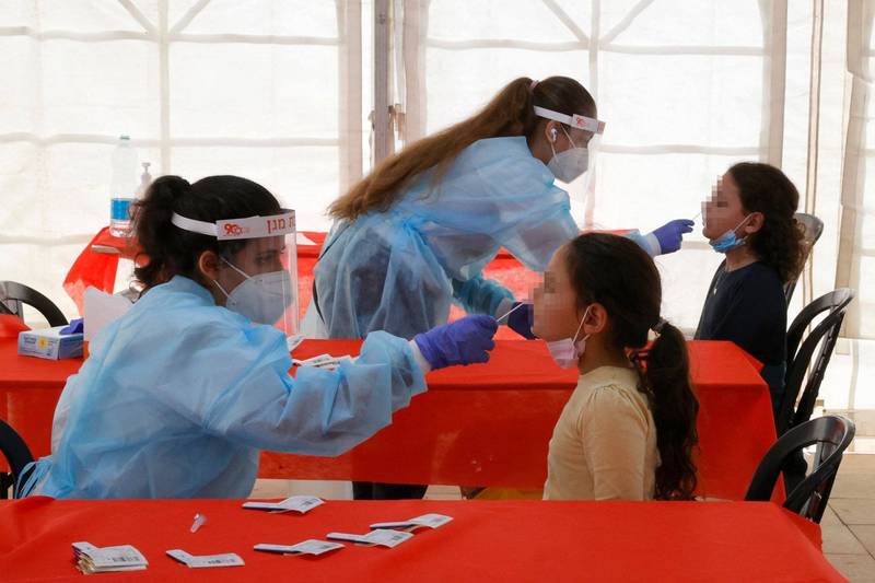 以色列一处筛检站今天为儿童进行武汉肺炎鼻咽採检。（法新社）(photo:LTN)