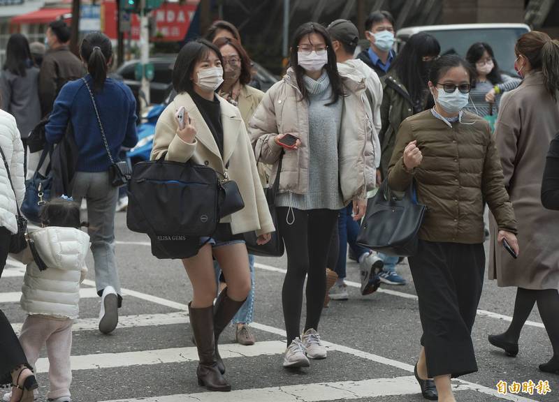 入冬最強冷空氣明天南下，民眾將明顯感受溫度下降。（記者林正堃攝）