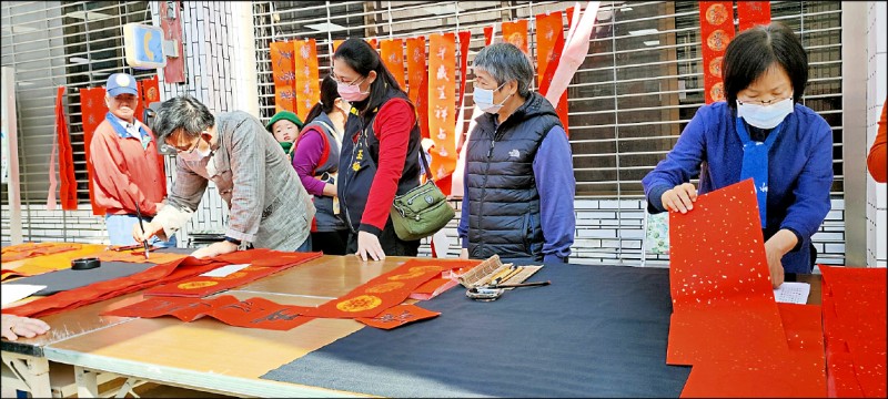 花蓮縣文化局將在本週六起舉辦書法家現場揮毫寫春聯，免費贈送給花蓮縣民，圖為去年在瑞穗場的活動，吸引民眾來索取。（花蓮縣文化局提供）