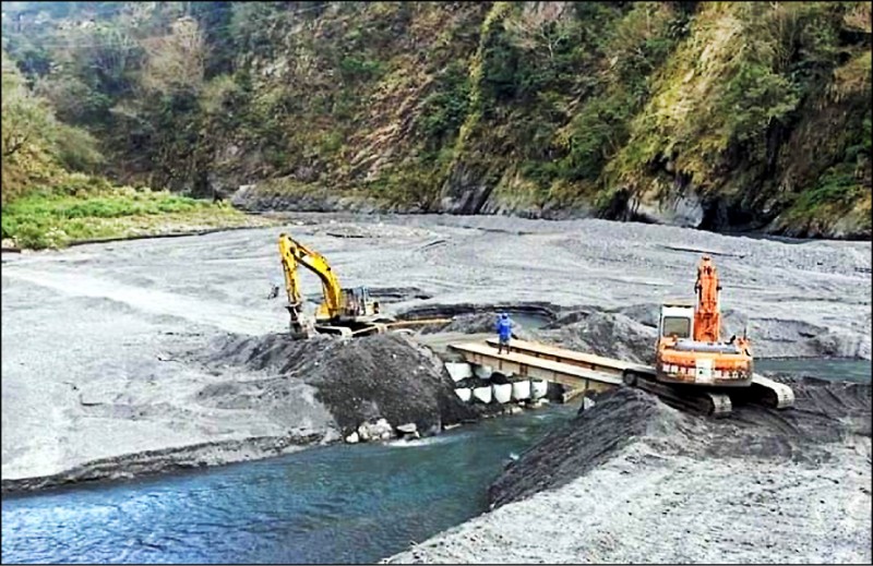 台電派員在南投縣信義鄉丹大山域架設「鋼便橋」情形。（民眾提供）