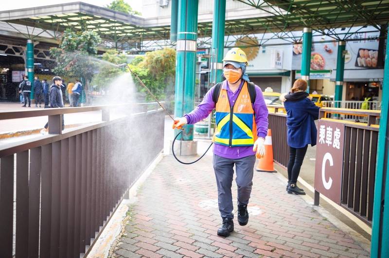 台南市交通場站、大眾運輸工具今日進行預防性清消。（南市衛生局提供）
