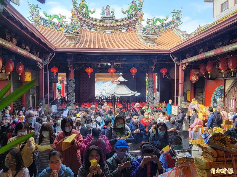 辛丑牛年最後1個天赦日，台灣首廟天壇湧現大量人潮。（記者王姝琇攝）