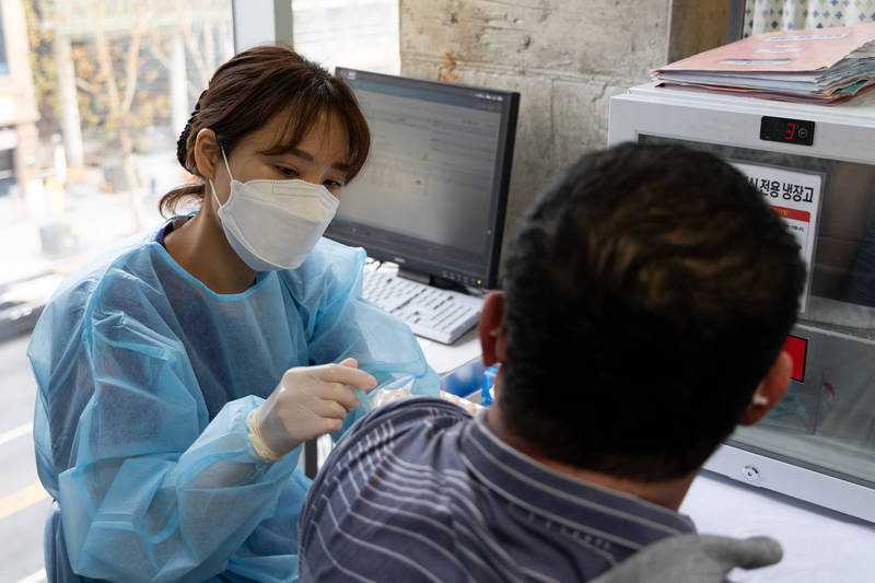 南韓目前有84.1％國民完整施打疫苗，也就是4314萬人已施打完2劑疫苗，其中2147萬人已接受加強針注射；南韓中央防疫對策本部10日數據顯示，接種加強針的感染率明顯下降80.9％。（彭博）