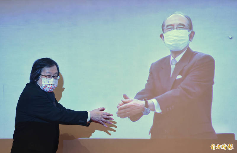 第45屆台日經濟貿易會議11日以線上方式舉行，台灣日本關係協會會長邱義仁（左）在台北會場，與人在日本的日本台灣交流協會會長大橋光夫（右）透過視訊隔空握手。 （記者劉信德攝）