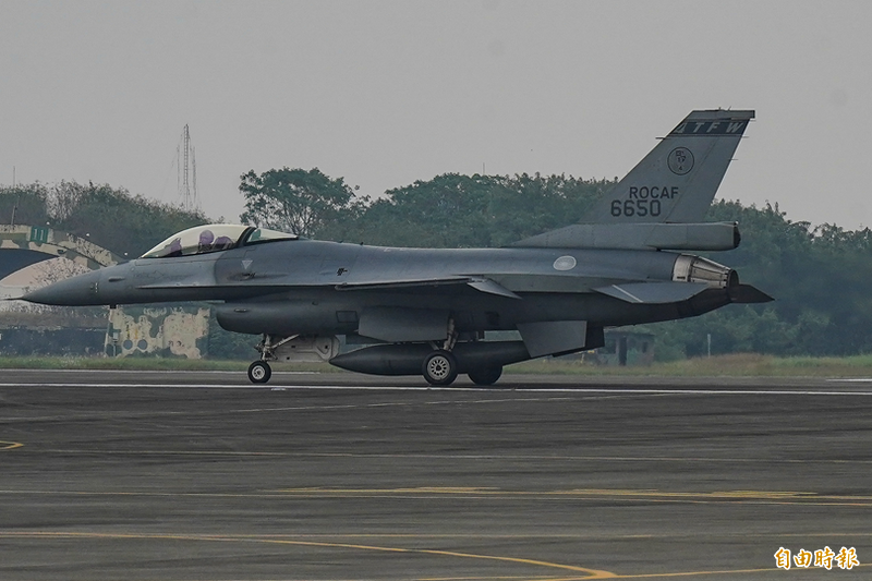 空軍四聯隊機號「6650」的F-16V 單座戰機，今日下午執行例行性訓練任務，其雷達光點於嘉義縣東石鄉海邊的水溪靶場週邊消失。（資料照）