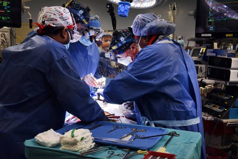 马里兰大学医学中心的移植团队，成功将猪心移植到病患体内。（路透）(photo:LTN)