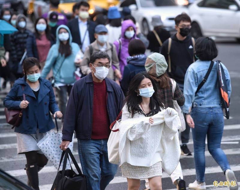 強烈大陸冷氣團今（11）日至14日開始影響，全台各地天氣偏冷，氣象局對全台17縣市發布低溫特報，提醒民眾注意。（資料照）