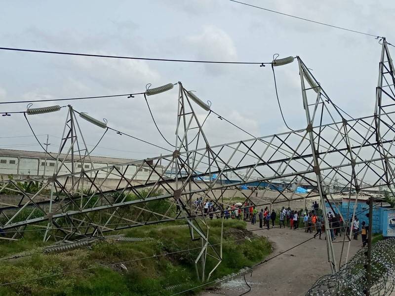 肯亞一座高壓電塔倒塌，導致全國大停電。（圖翻攝自推特）