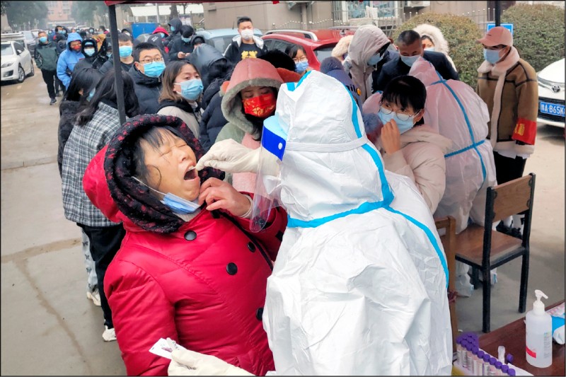 中國河南省安陽市10日晚間緊急下令封城，封城前安陽轄下滑縣居民10日接受新冠病毒採樣檢測。（美聯社）